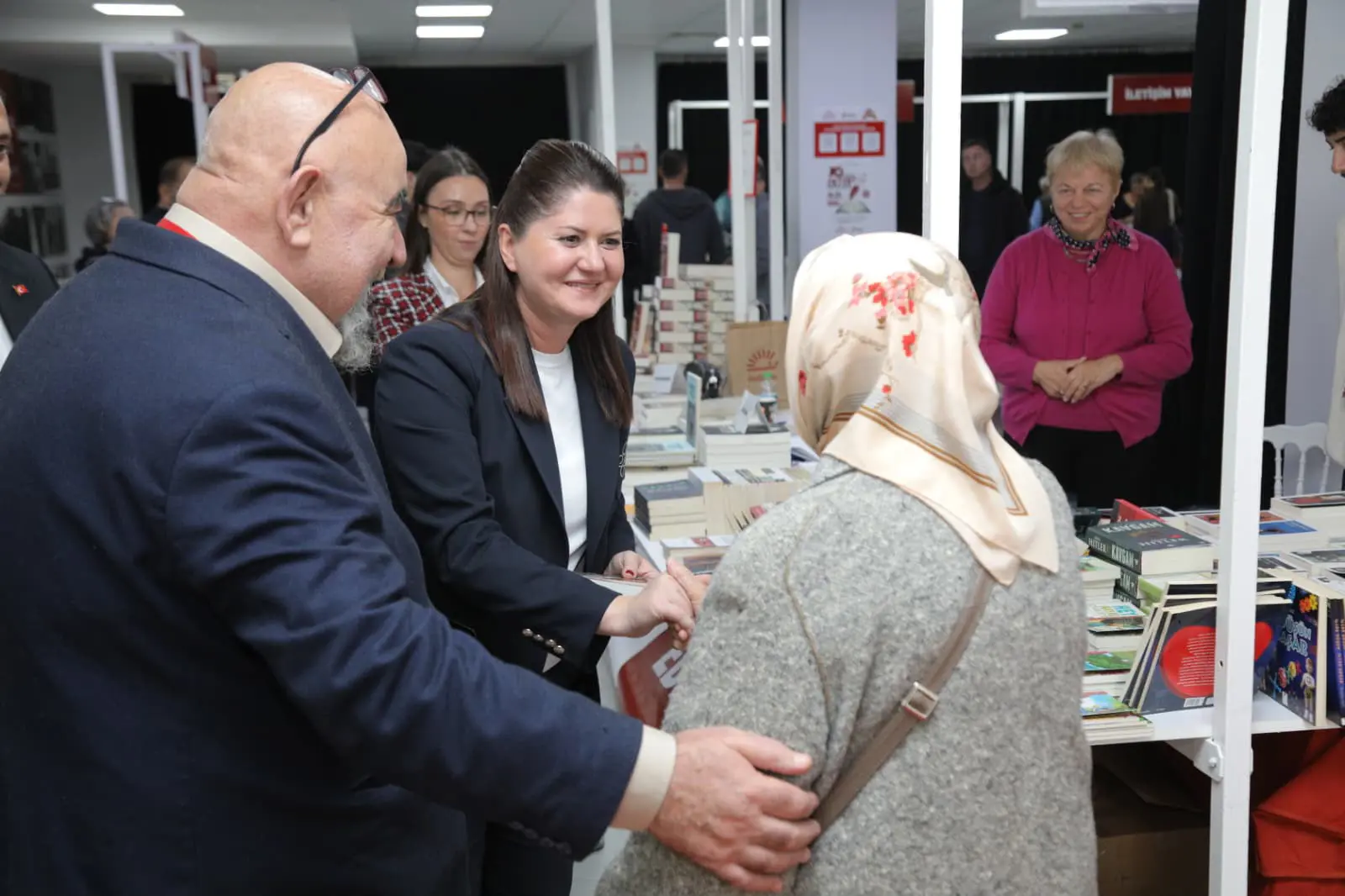 BİNLERCE OKUR, YÜZLERCE HİKAYE, TEK BİR BULUŞMA: 10. GELENEKSEL EDİRNE KİTAP GÜNLERİ TAMAMLANDI galeri görseli